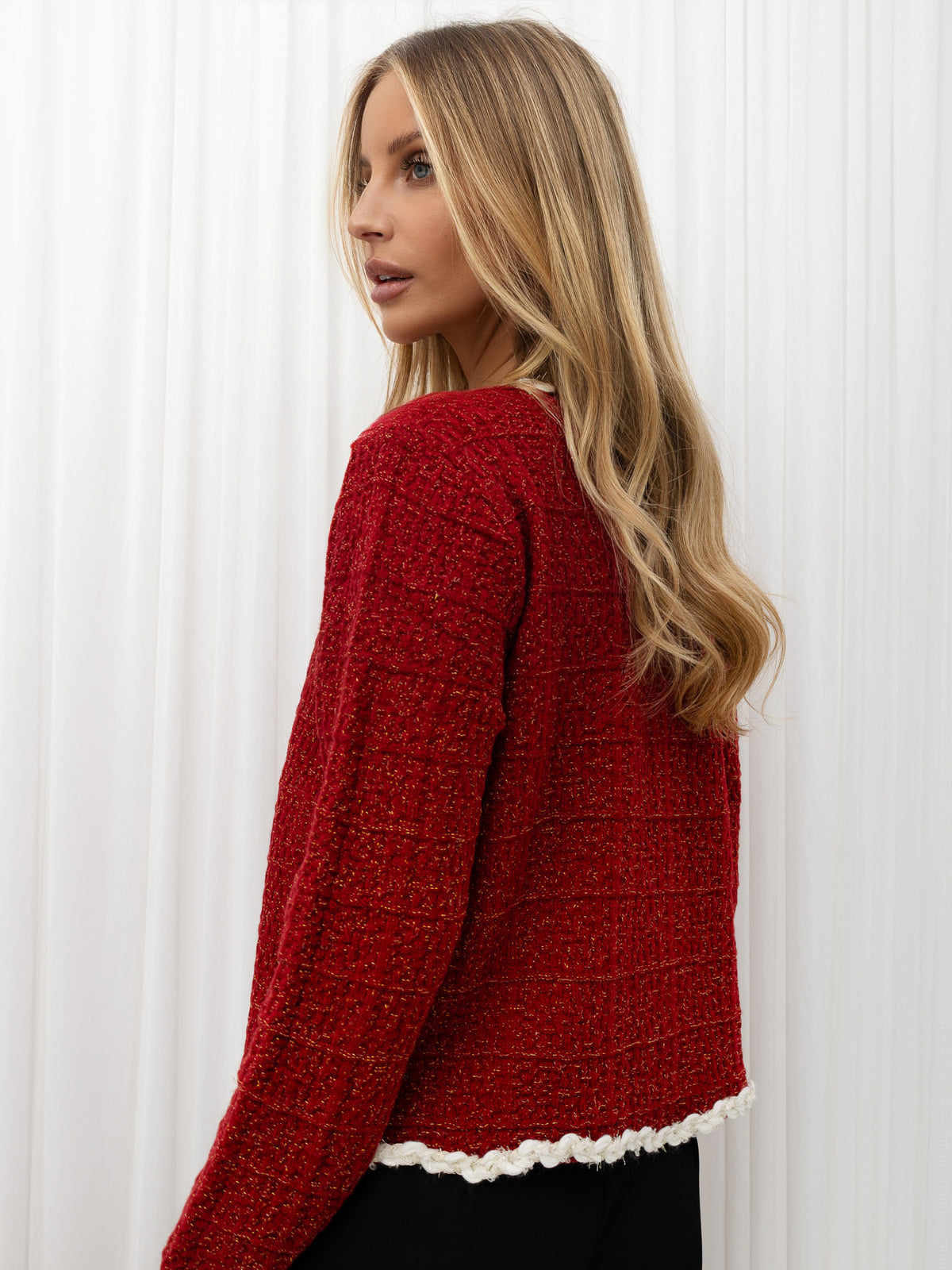 Czerwony tweedowy kardigan z ozdobną lamówką – stylizacja na modelce, zdjęcie 3