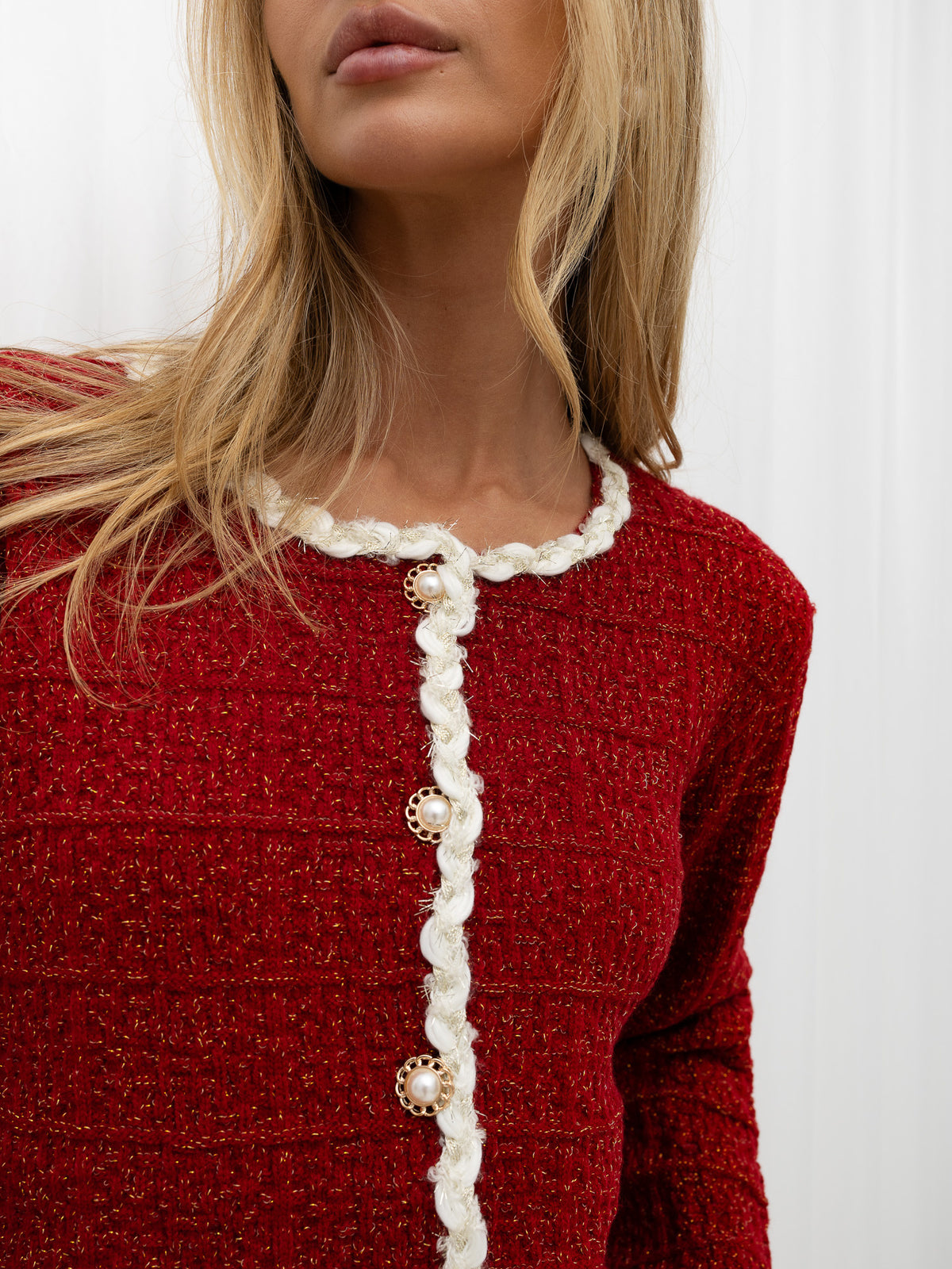 Czerwony tweedowy kardigan z ozdobną lamówką – stylizacja na modelce, zdjęcie 5