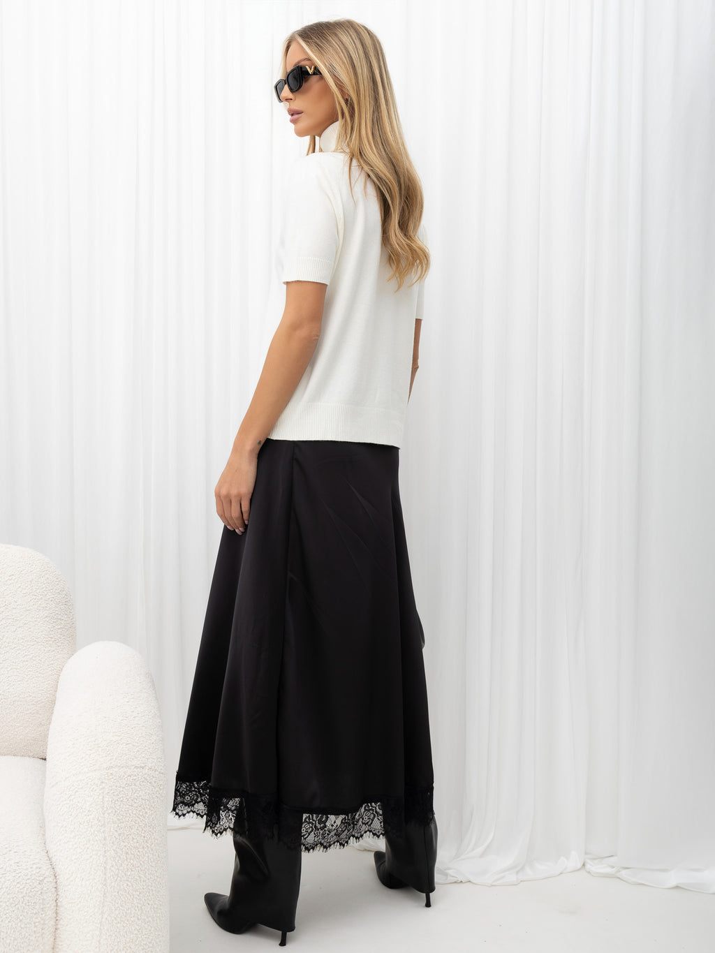 Ecru sweter z golfem i krótkim rękawem – stylizacja na modelce, zdjęcie 4