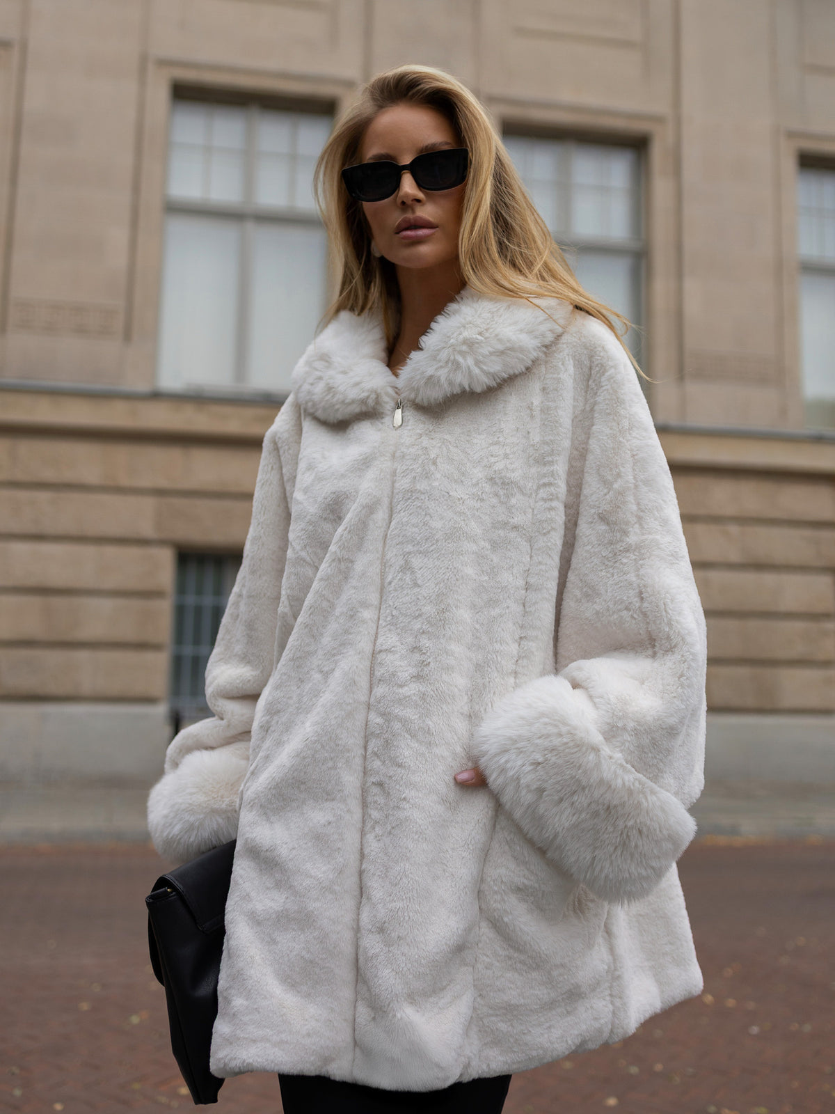 Ecru płaszcz oversize ze sztucznego futra na zamek – stylizacja na modelce, zdjęcie 2