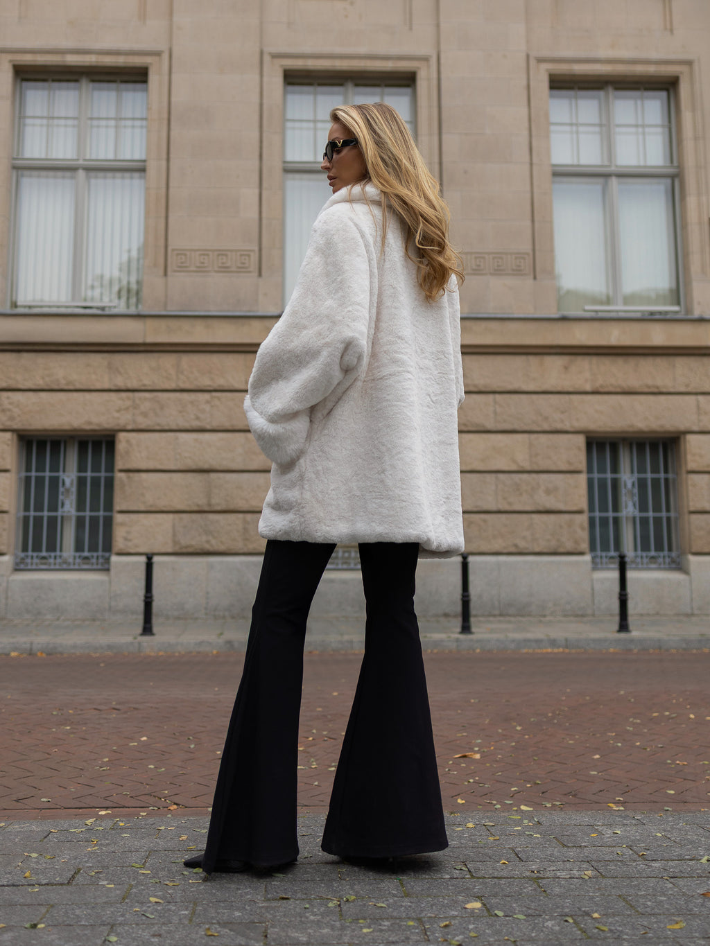 Ecru płaszcz oversize ze sztucznego futra na zamek – stylizacja na modelce, zdjęcie 3
