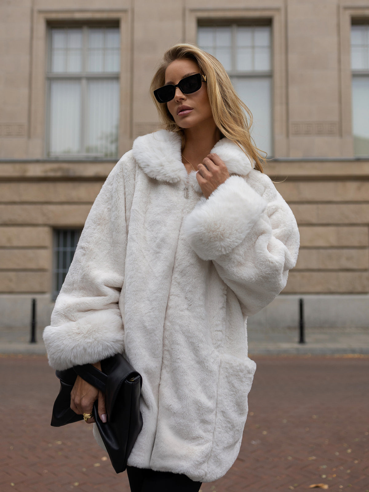 Ecru płaszcz oversize ze sztucznego futra na zamek – stylizacja na modelce, zdjęcie 4