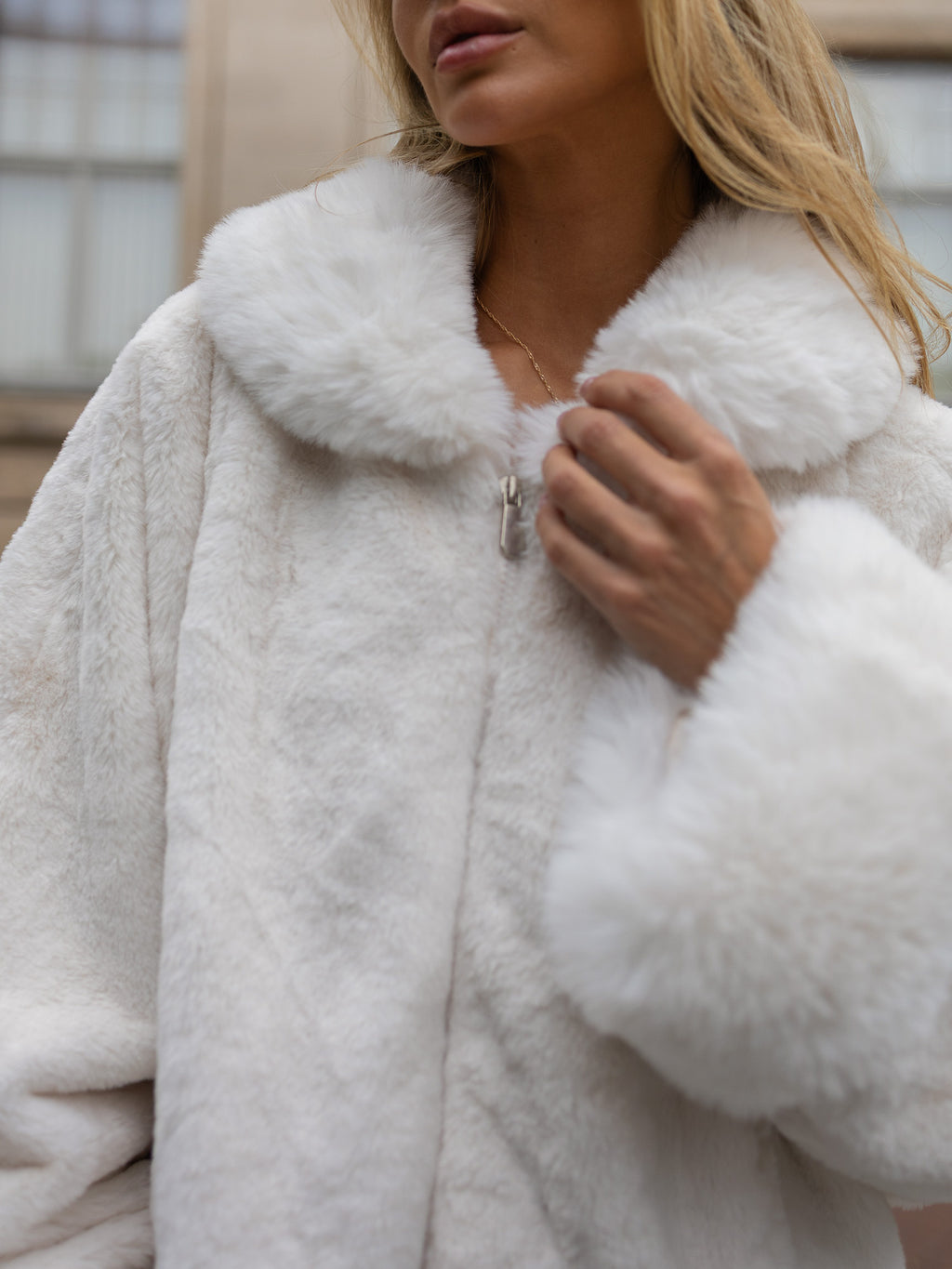 Ecru płaszcz oversize ze sztucznego futra na zamek – stylizacja na modelce, zdjęcie 5
