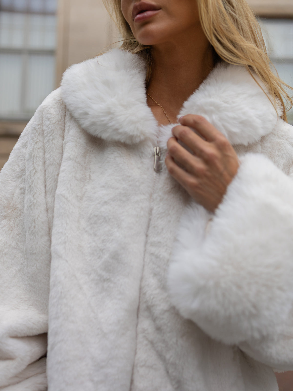 Ecru płaszcz oversize ze sztucznego futra na zamek – stylizacja na modelce, zdjęcie 5
