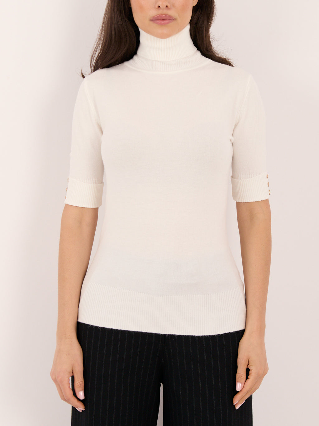 Ecru dopasowany sweter damski z golfem i krótkim rękawem – stylizacja na modelce, zdjęcie 4