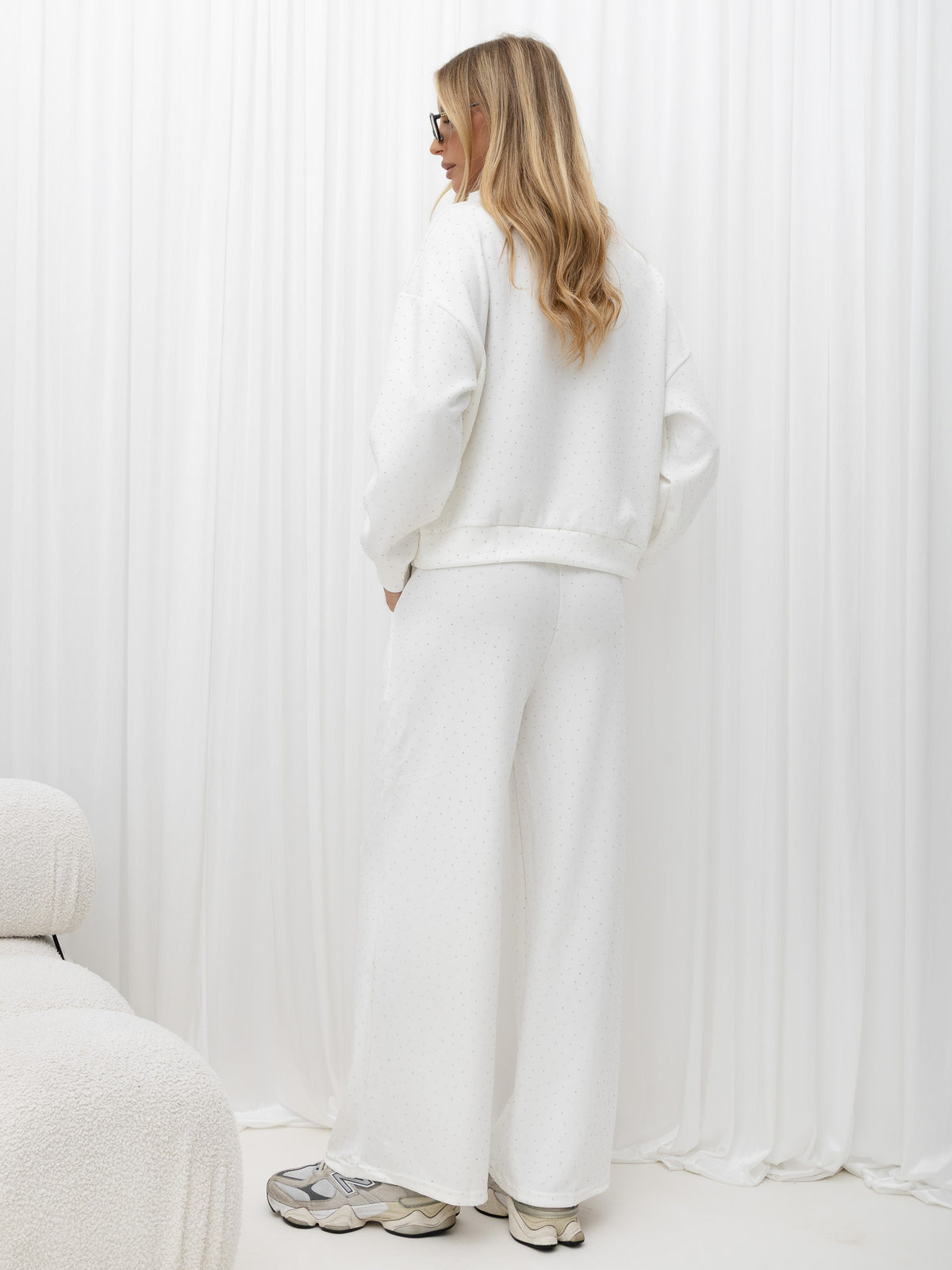 Ecru komplet dresowy z dżetami: bluza i szerokie spodnie – stylizacja na modelce, zdjęcie 8