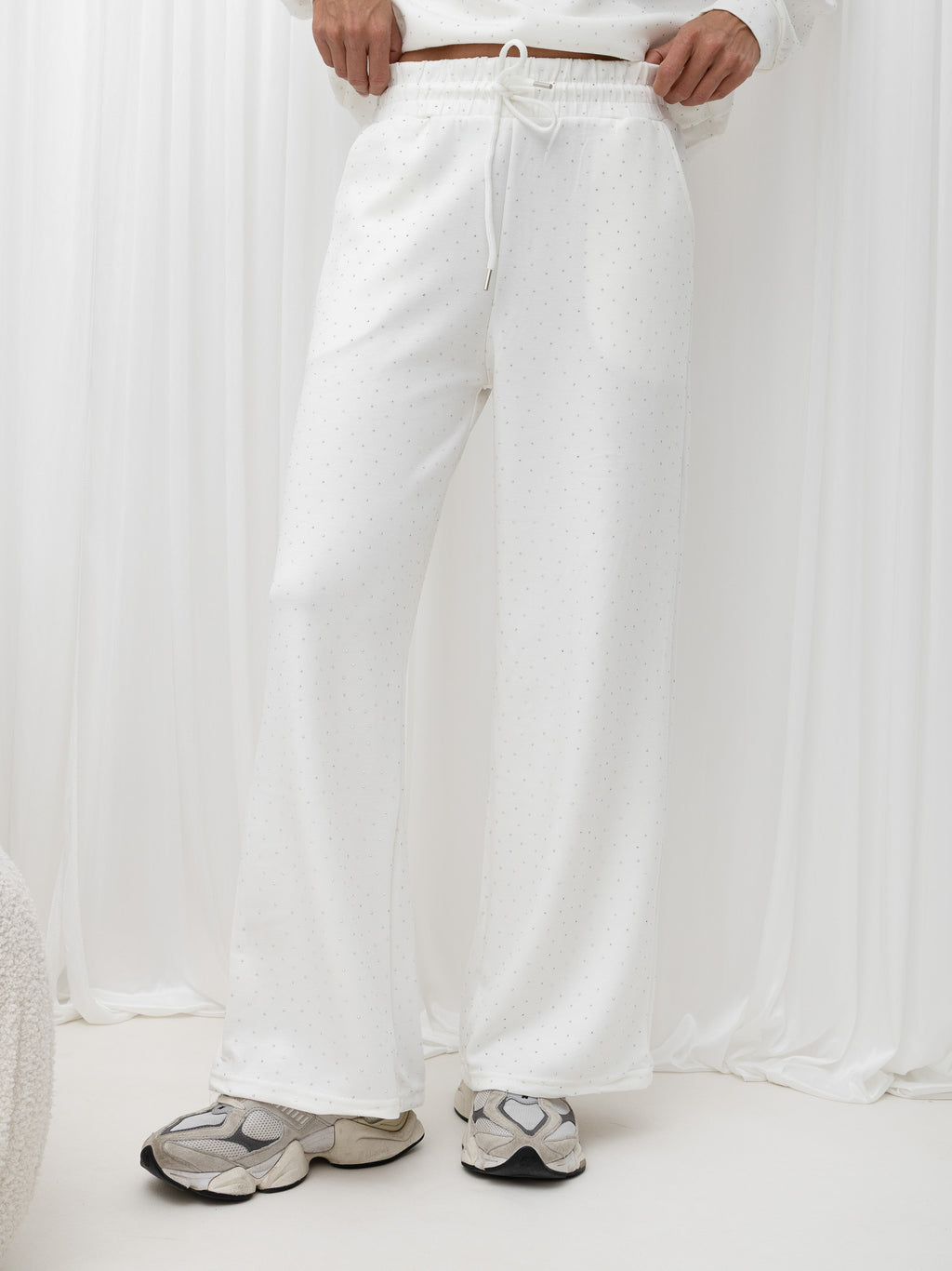 Ecru komplet dresowy z dżetami: bluza i szerokie spodnie – stylizacja na modelce, zdjęcie 2