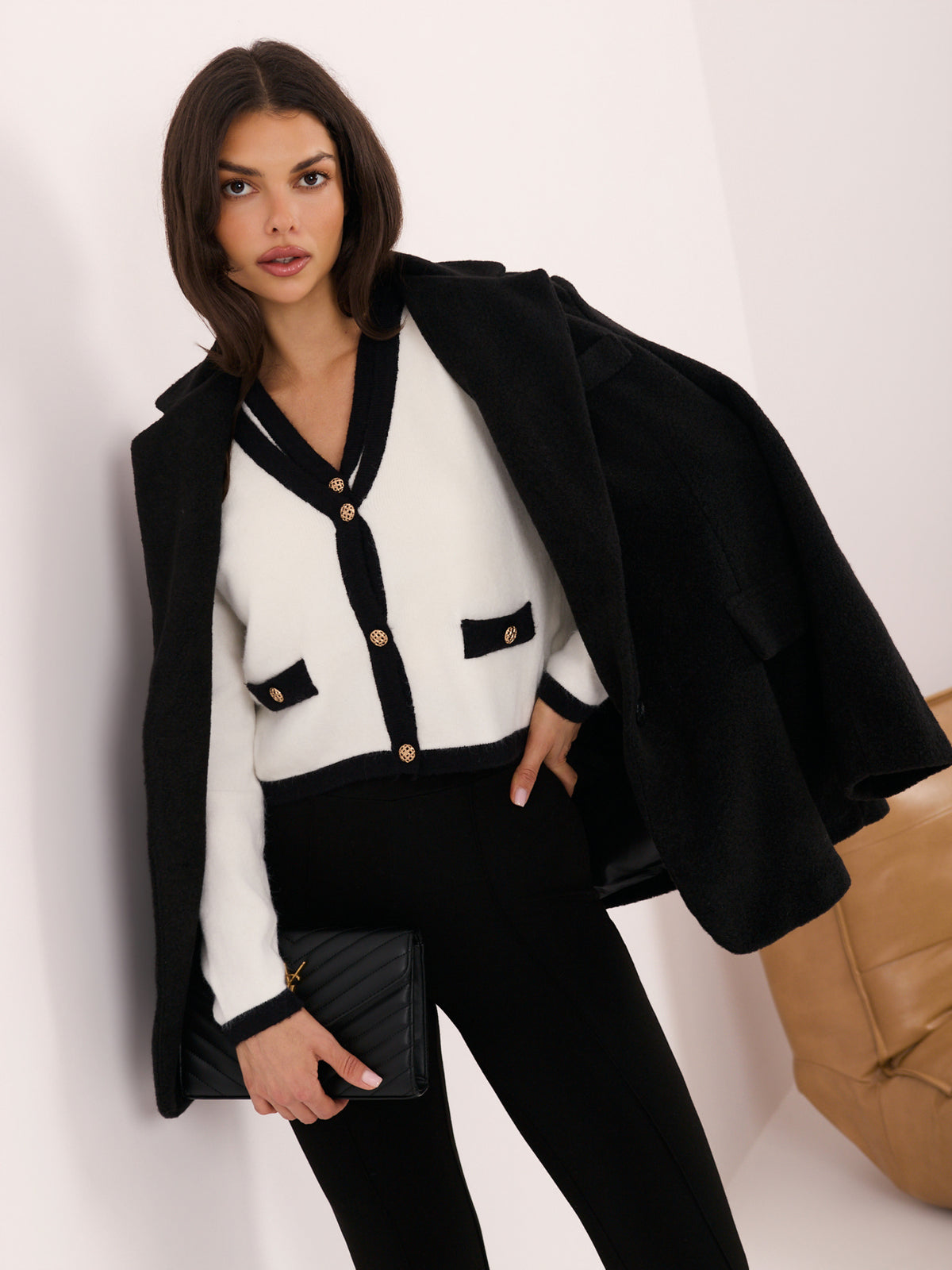 Ecru kardigan damski 2w1 z kamizelką – stylizacja na modelce, zdjęcie 2