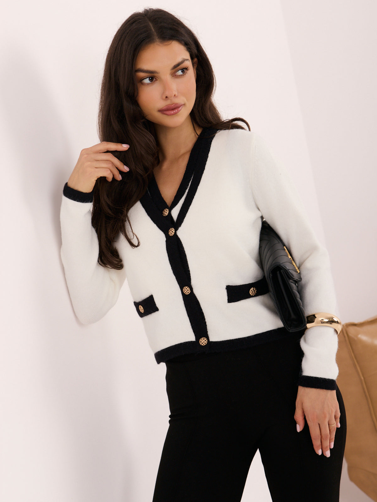 Ecru kardigan damski 2w1 z kamizelką – stylizacja na modelce, zdjęcie 3