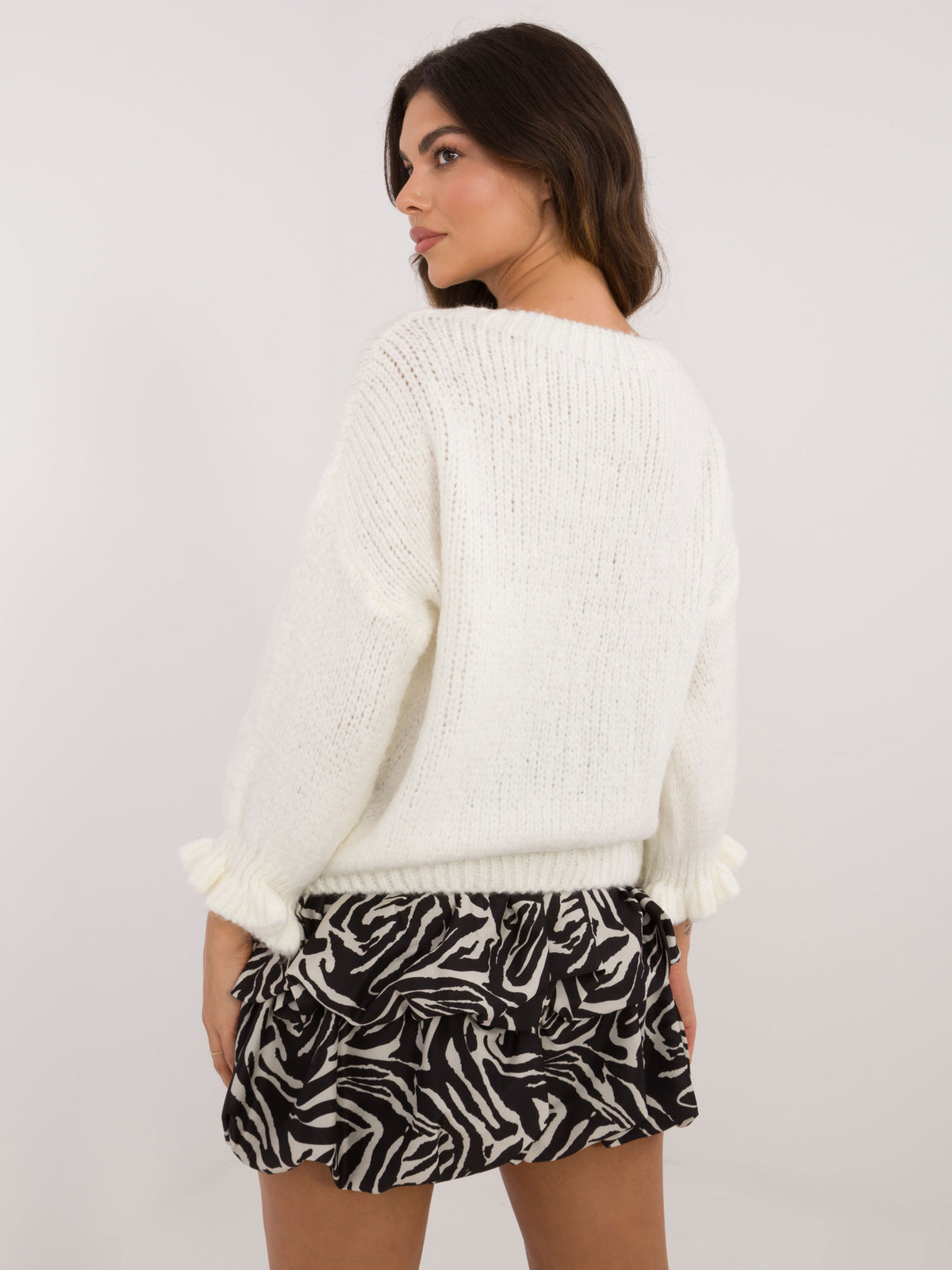 Ecru sweter oversize damski z falbankami przy rękawach – stylizacja na modelce, zdjęcie 4