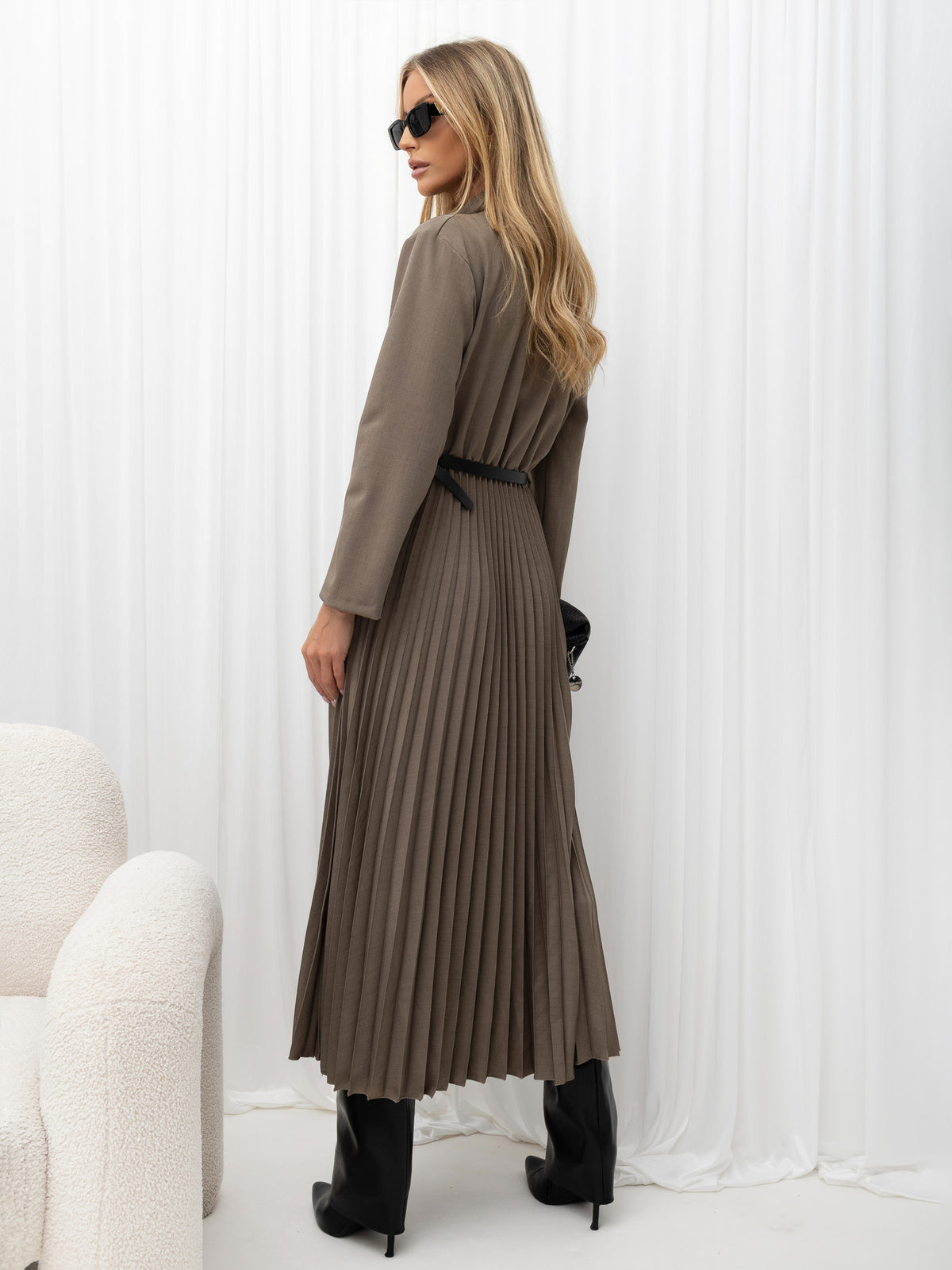 Sukienka maxi w kolorze fango z marynarkową górą – stylizacja na modelce, zdjęcie 2