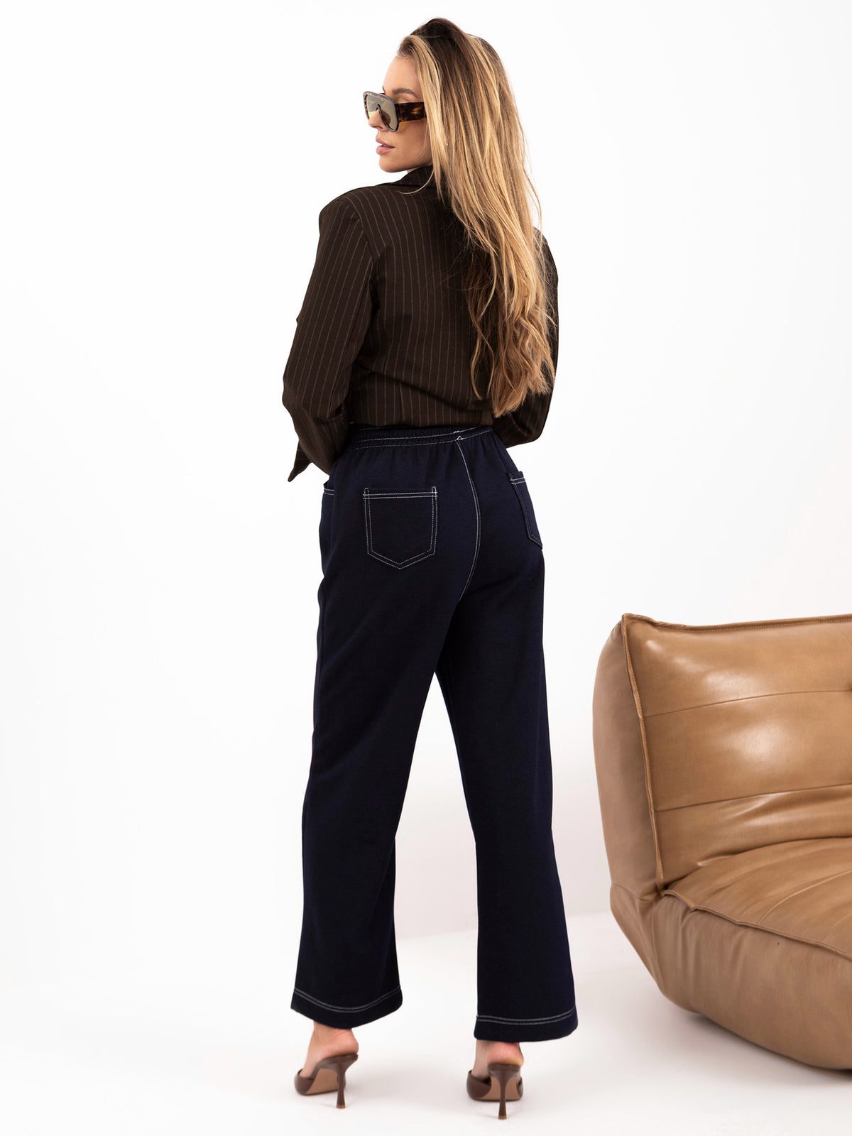 Granatowe spodnie dresowe z efektem jeansu – stylizacja na modelce, zdjęcie 2