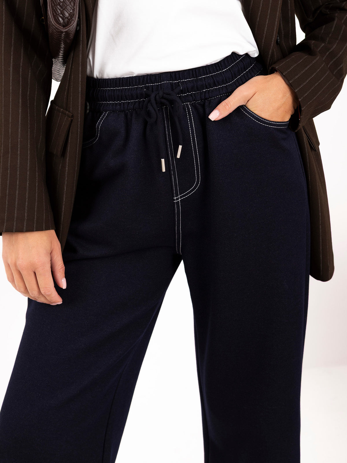 Granatowe spodnie dresowe z efektem jeansu – stylizacja na modelce, zdjęcie 3