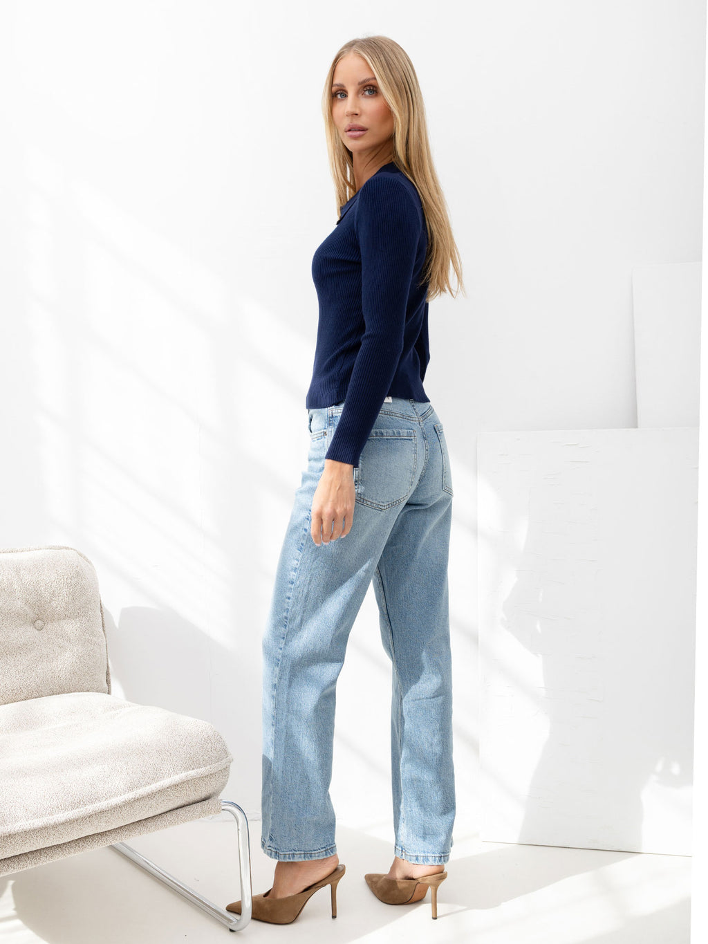 Granatowy kardigan damski polo w prążek na zamek – stylizacja na modelce, zdjęcie 2
