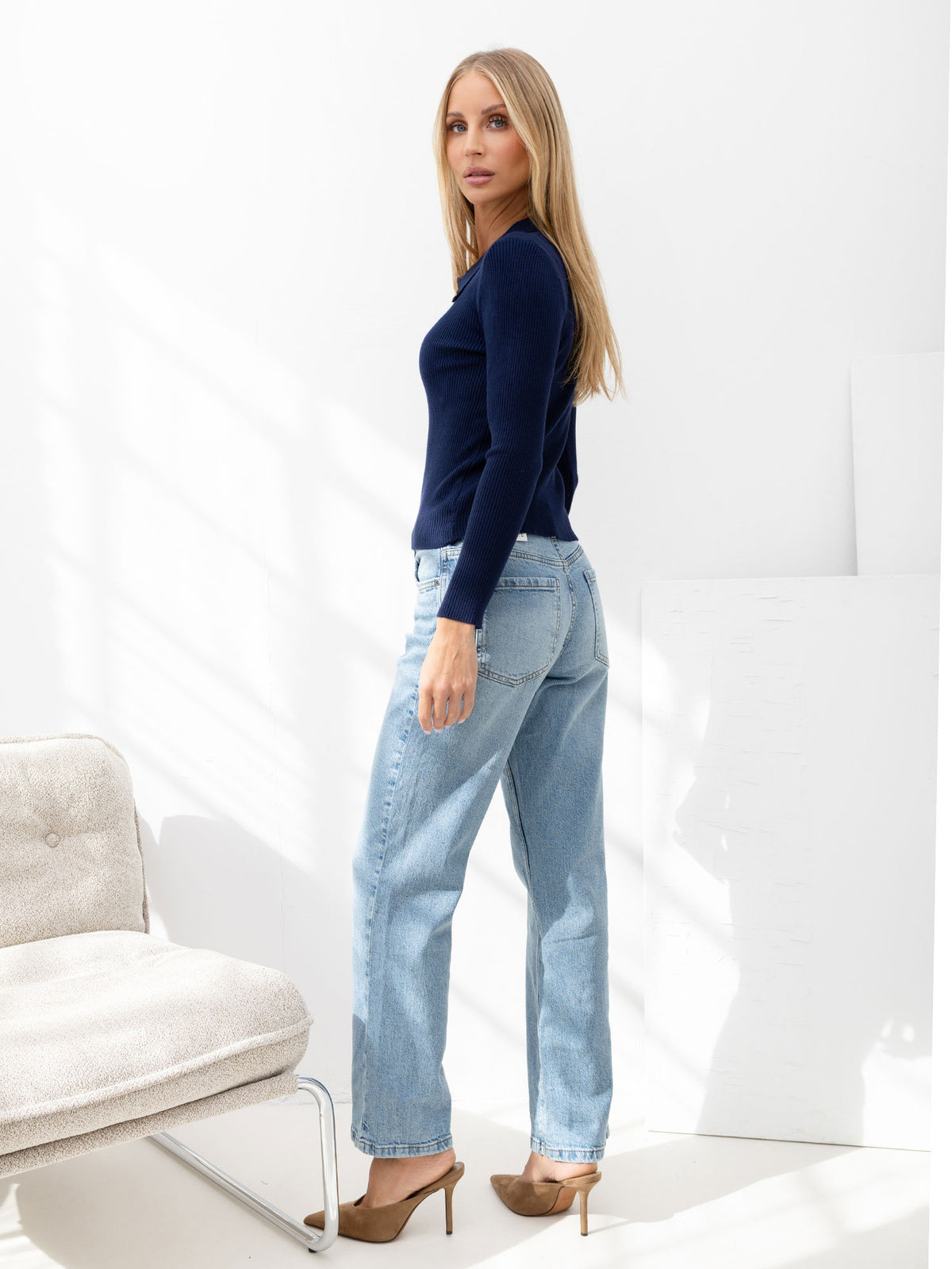 Granatowy kardigan damski polo w prążek na zamek – stylizacja na modelce, zdjęcie 2
