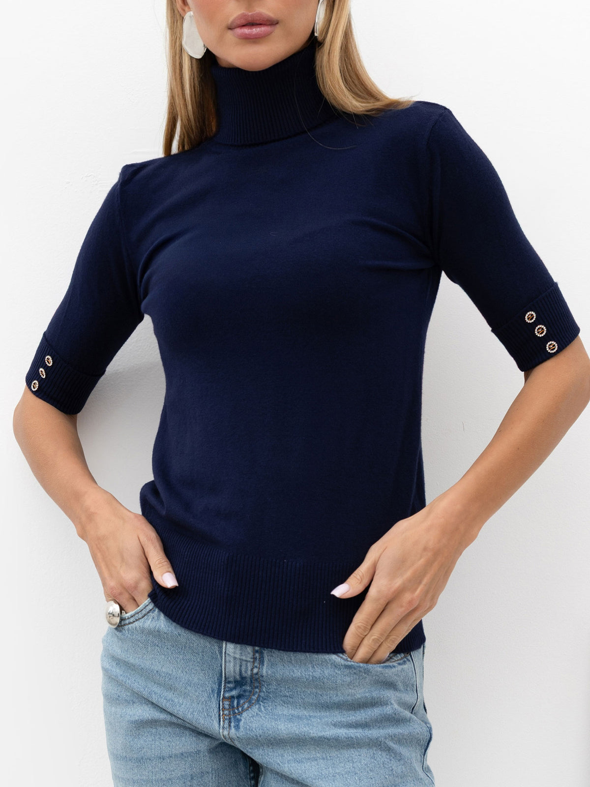 Granatowy dopasowany sweter damski z golfem – stylizacja na modelce, zdjęcie 2