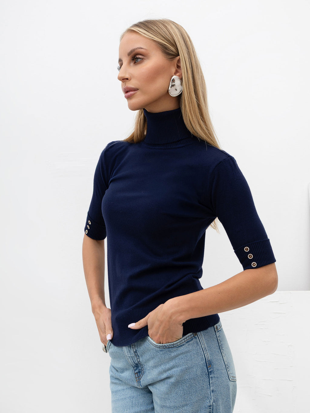 Granatowy dopasowany sweter damski z golfem – stylizacja na modelce, zdjęcie 3