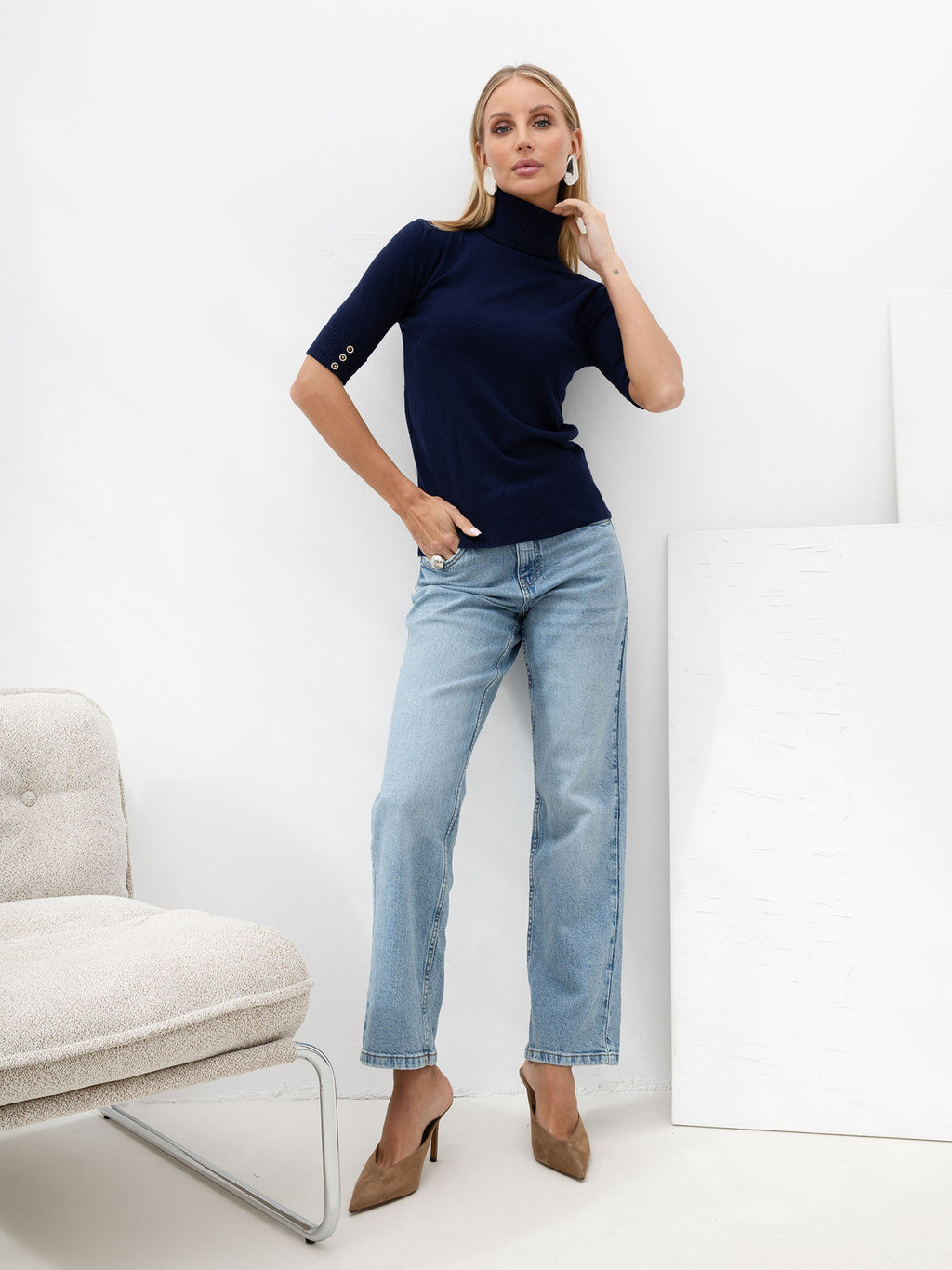 Granatowy dopasowany sweter damski z golfem – stylizacja na modelce, zdjęcie 4