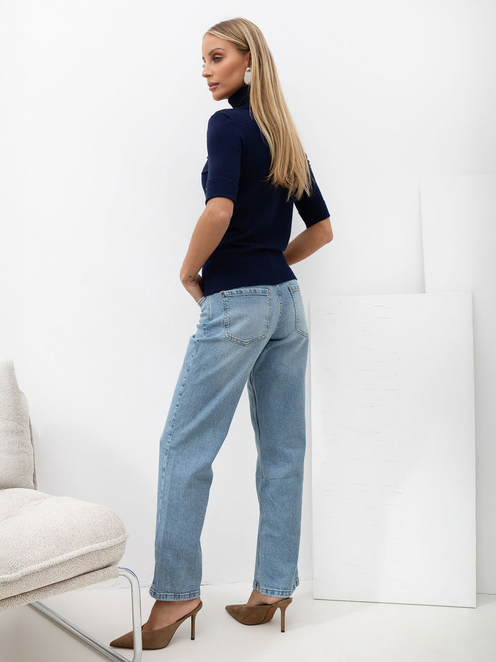 Granatowy dopasowany sweter damski z golfem – stylizacja na modelce, zdjęcie 5