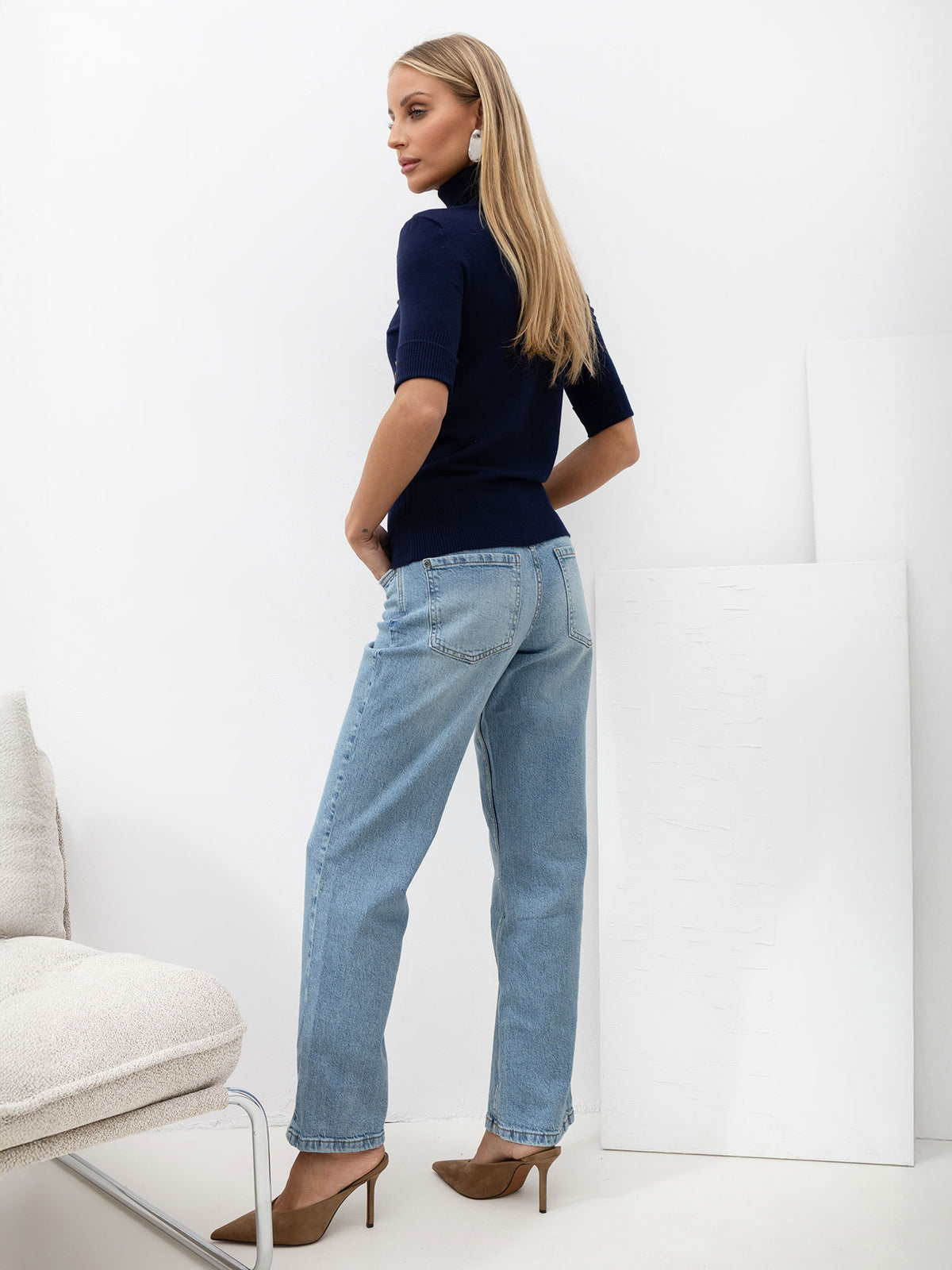 Granatowy dopasowany sweter damski z golfem – stylizacja na modelce, zdjęcie 5