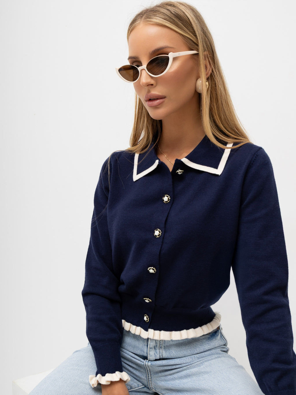 Granatowy kardigan damski z kontrastowym kołnierzykiem – stylizacja na modelce, zdjęcie 2