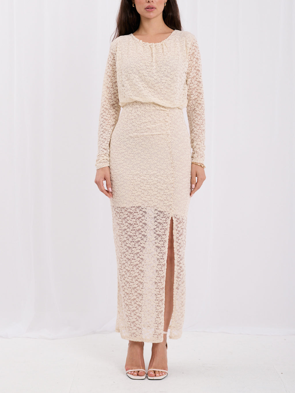 Jasnobeżowa sukienka maxi z koronki z bluzowaną górą – stylizacja na modelce, zdjęcie 6