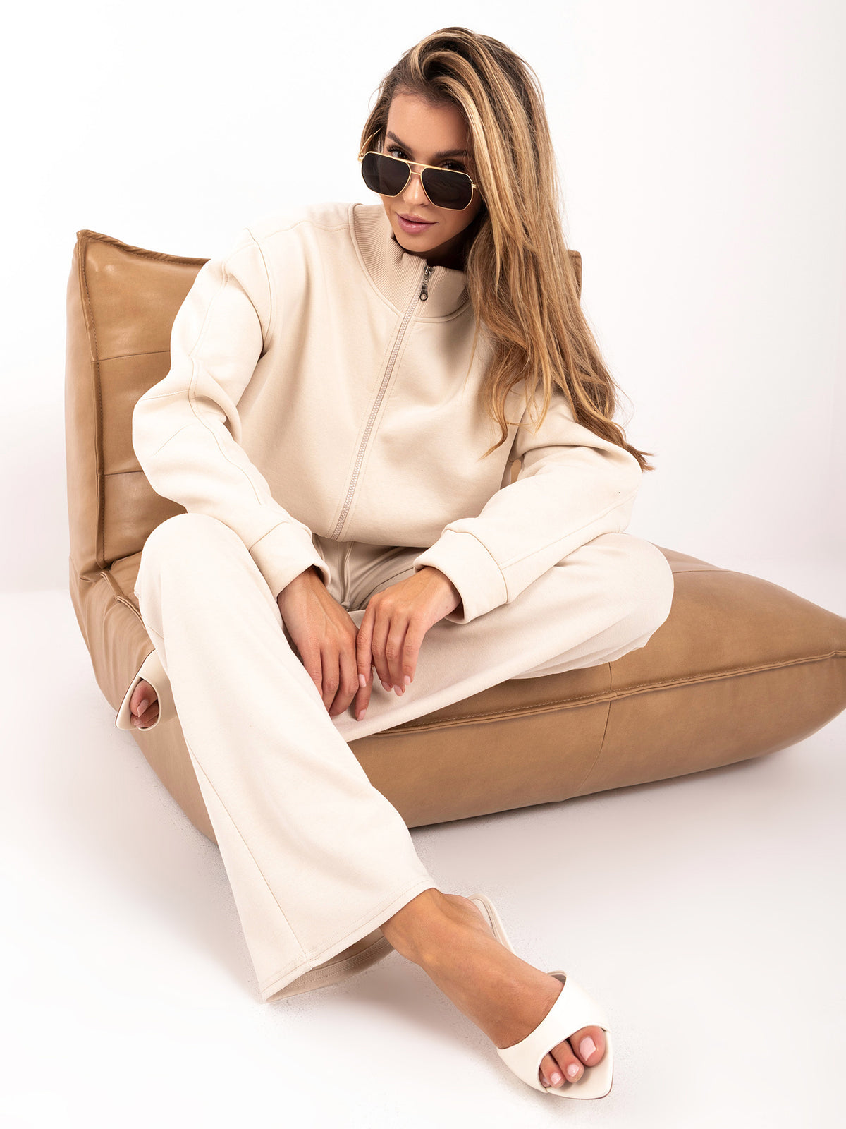 Jasnobeżowe spodnie dresowe damskie, szeroka nogawka – stylizacja na modelce, zdjęcie 10