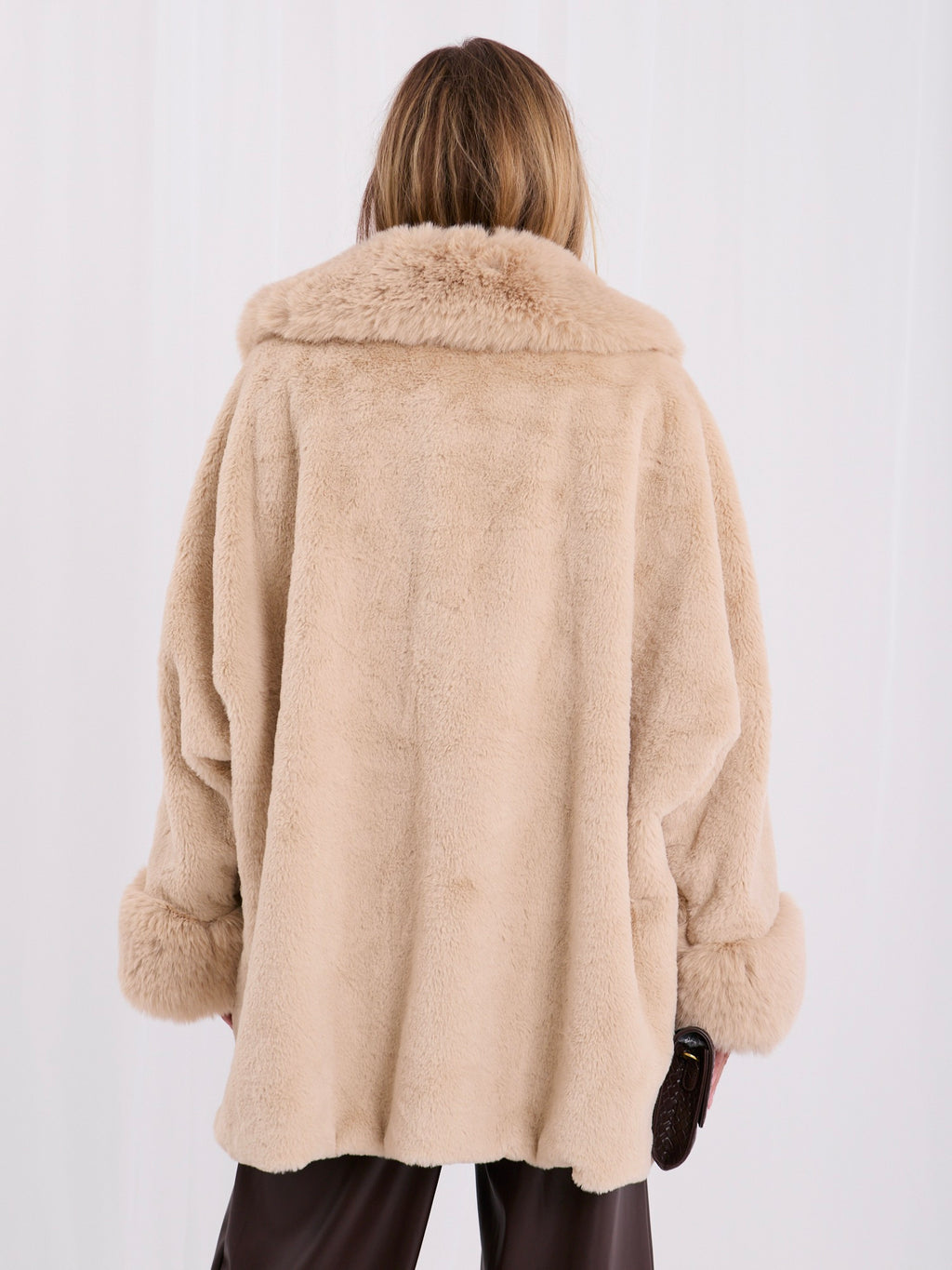Jasnobeżowy płaszcz oversize ze sztucznego futra na zamek – stylizacja na modelce, zdjęcie 5