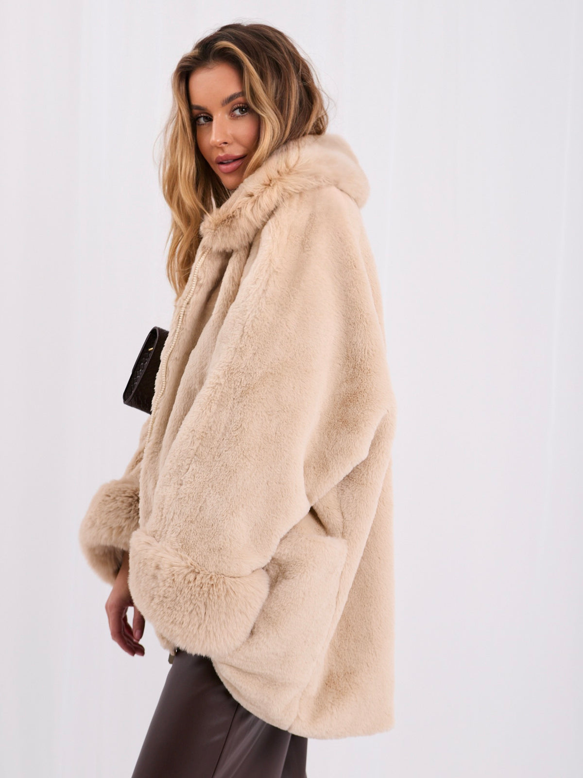 Jasnobeżowy płaszcz oversize ze sztucznego futra na zamek – stylizacja na modelce, zdjęcie 6