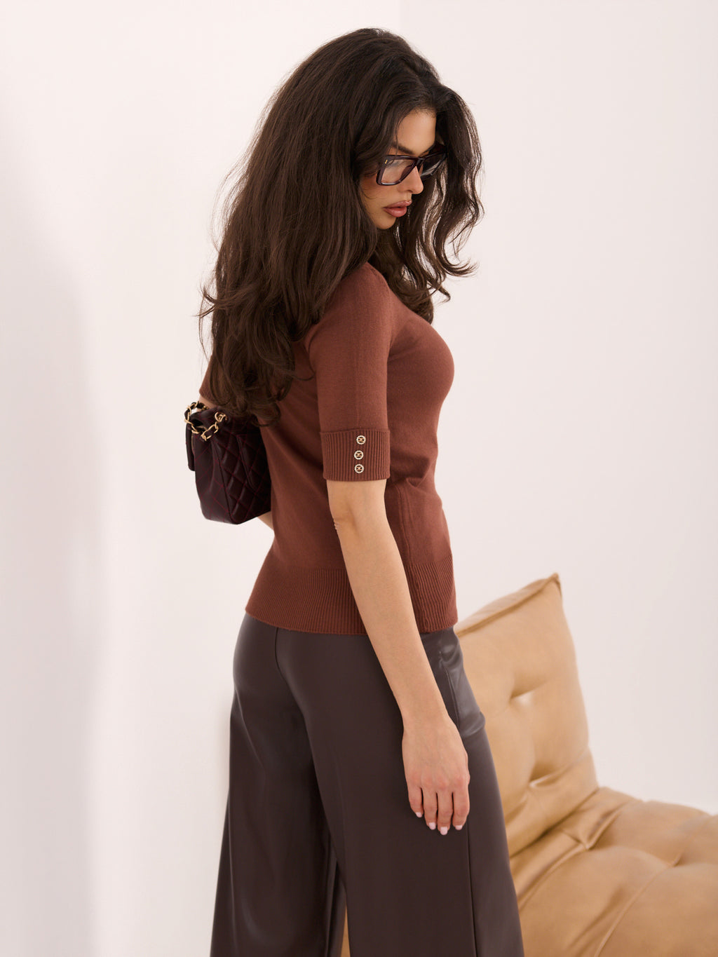 Jasnobrązowy sweter damski z golfem i guzikami na rękawach – stylizacja na modelce, zdjęcie 4