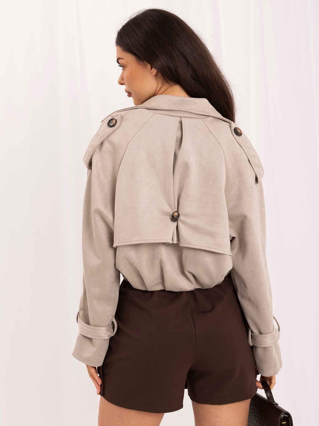 Jasnoszara krótka kurtka z imitacji zamszu w stylu trencza – stylizacja na modelce, zdjęcie 3
