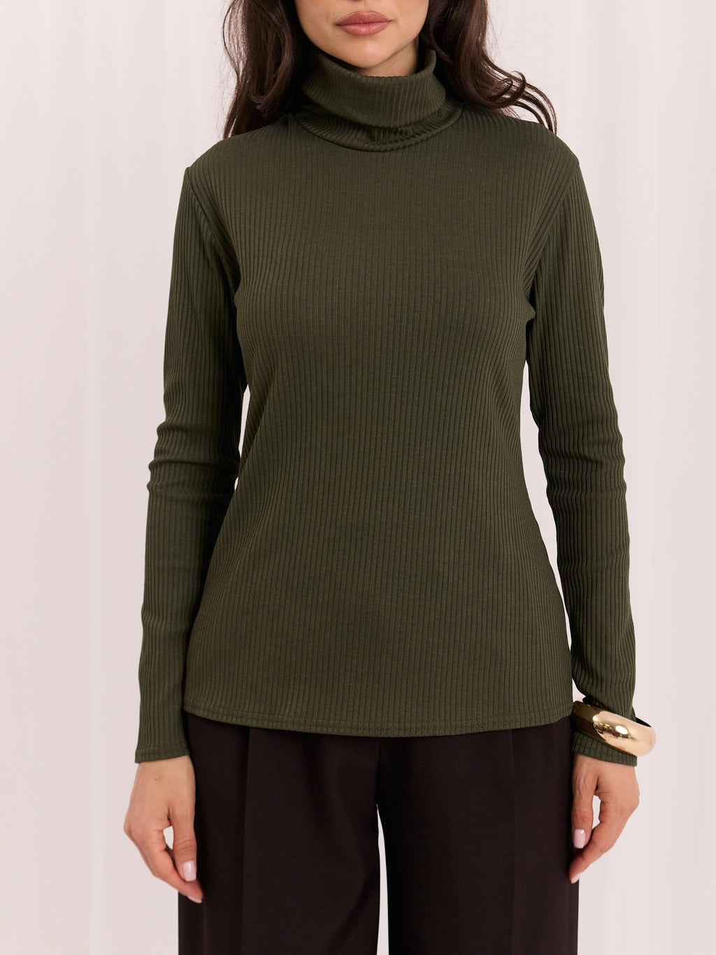 Khaki prążkowana bluzka damska z golfem – stylizacja na modelce, zdjęcie 4