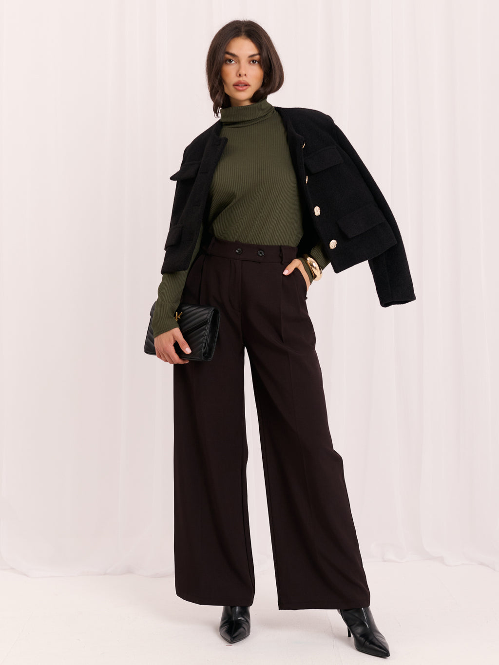 Khaki prążkowana bluzka damska z golfem – stylizacja na modelce, zdjęcie 5