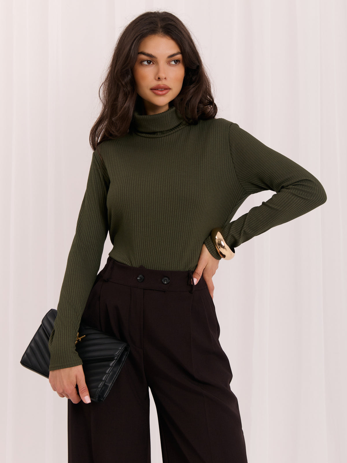 Khaki prążkowana bluzka damska z golfem – stylizacja na modelce, zdjęcie 6