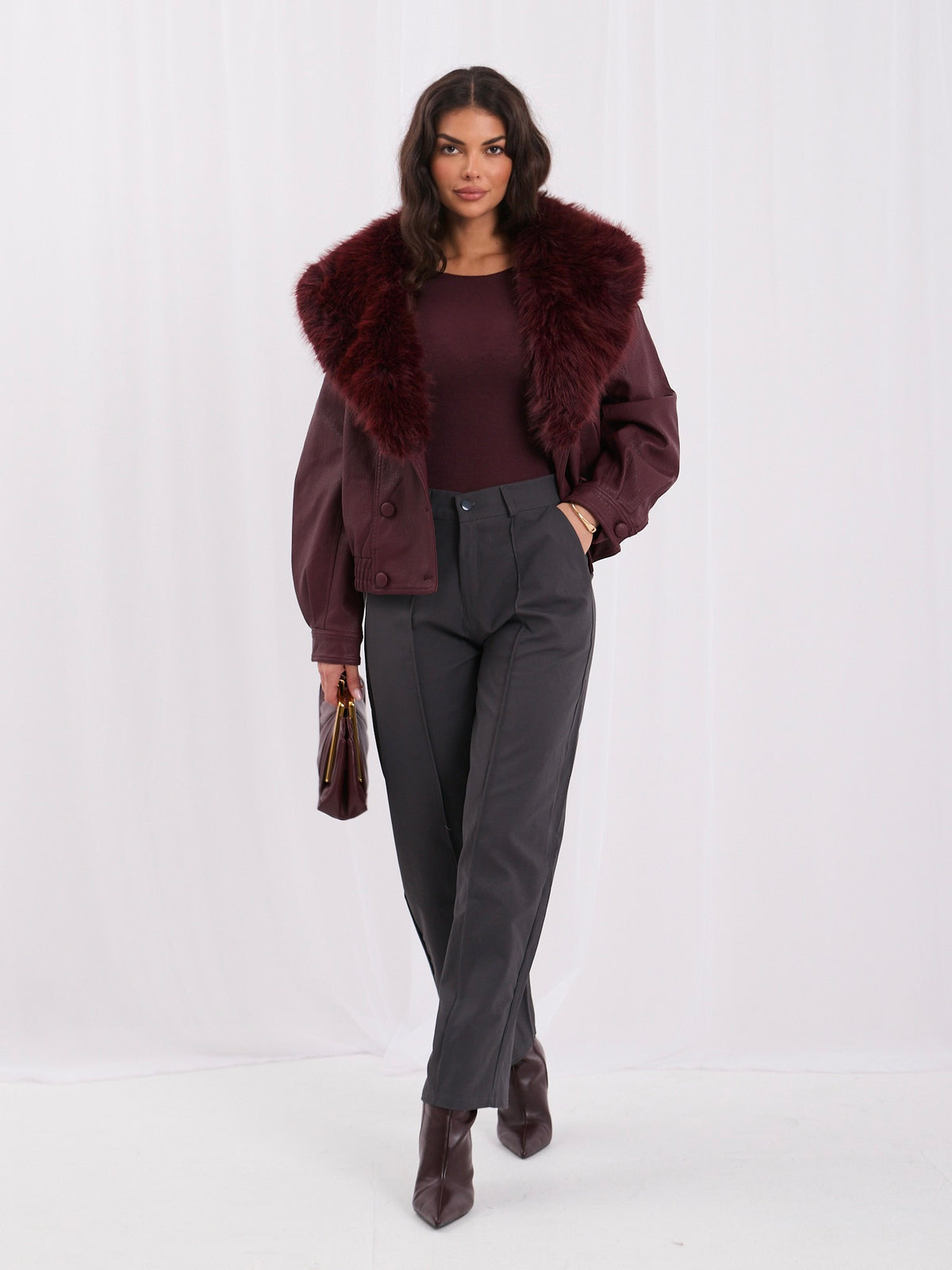 Burgundowa kurtka z ekoskóry z futrzanym kołnierzem – stylizacja na modelce, zdjęcie 7