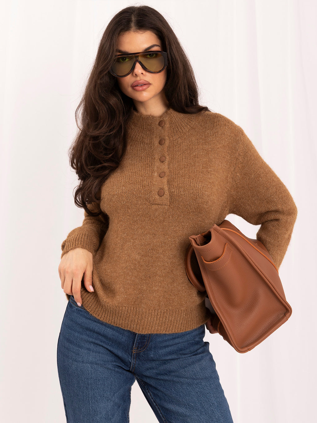 Camelowy sweter damski oversize z domieszką wełny