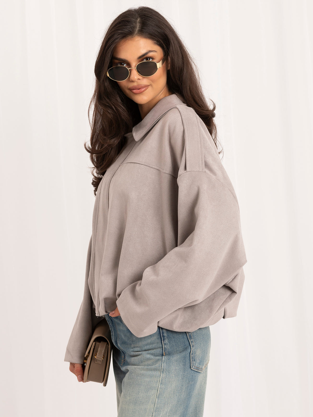 Szara kurtka oversize damska z imitacji zamszu – stylizacja na modelce, zdjęcie 2