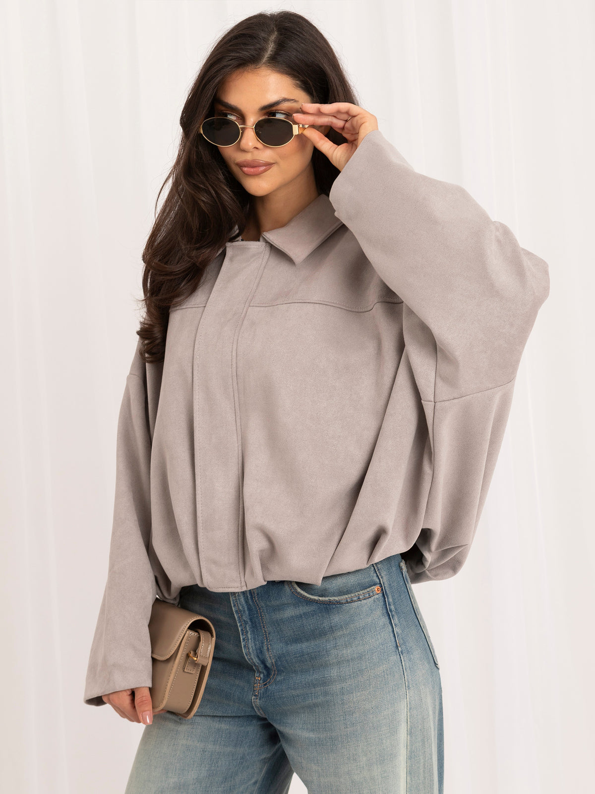 Szara kurtka oversize damska z imitacji zamszu – stylizacja na modelce, zdjęcie 3