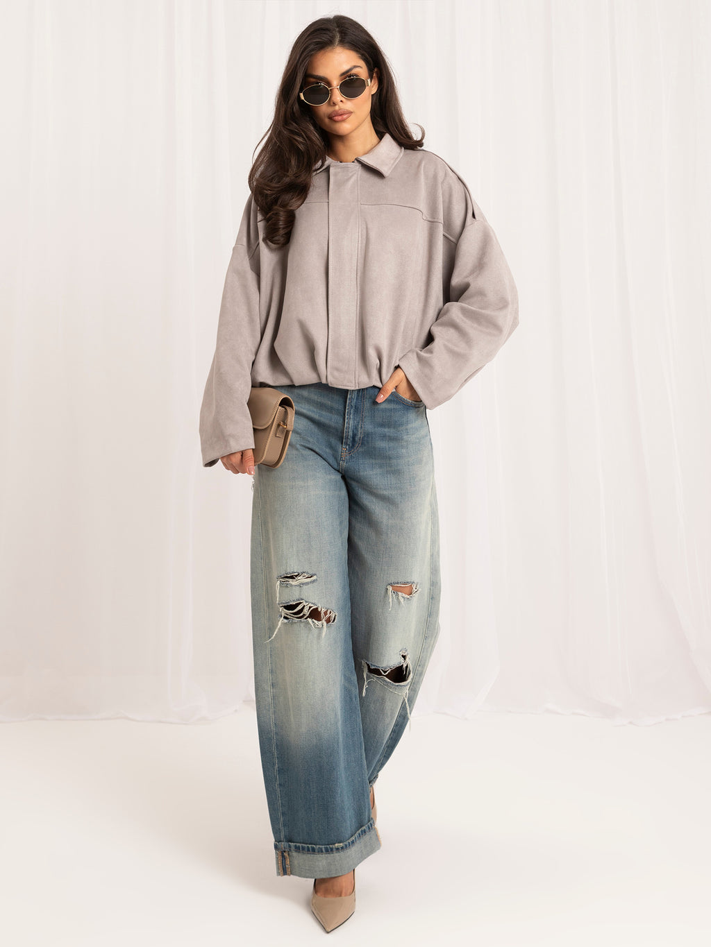 Szara kurtka oversize damska z imitacji zamszu – stylizacja na modelce, zdjęcie 4