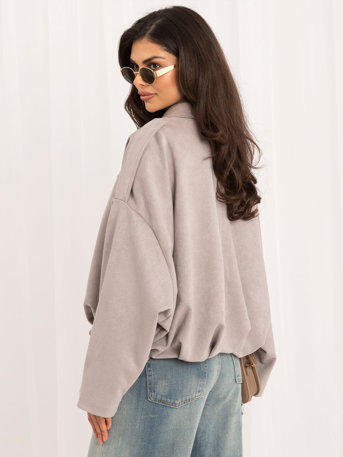 Szara kurtka oversize damska z imitacji zamszu – stylizacja na modelce, zdjęcie 5