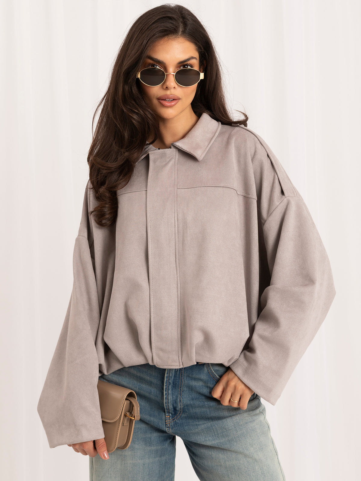 Szara kurtka oversize damska z imitacji zamszu – stylizacja na modelce, zdjęcie 6