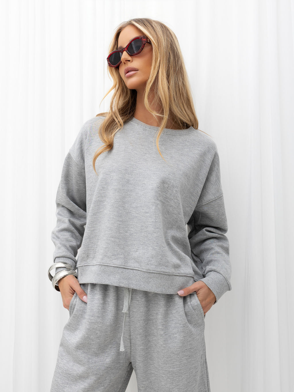 Szary ocieplany komplet dresowy: bluza i szerokie spodnie – stylizacja na modelce, zdjęcie 2