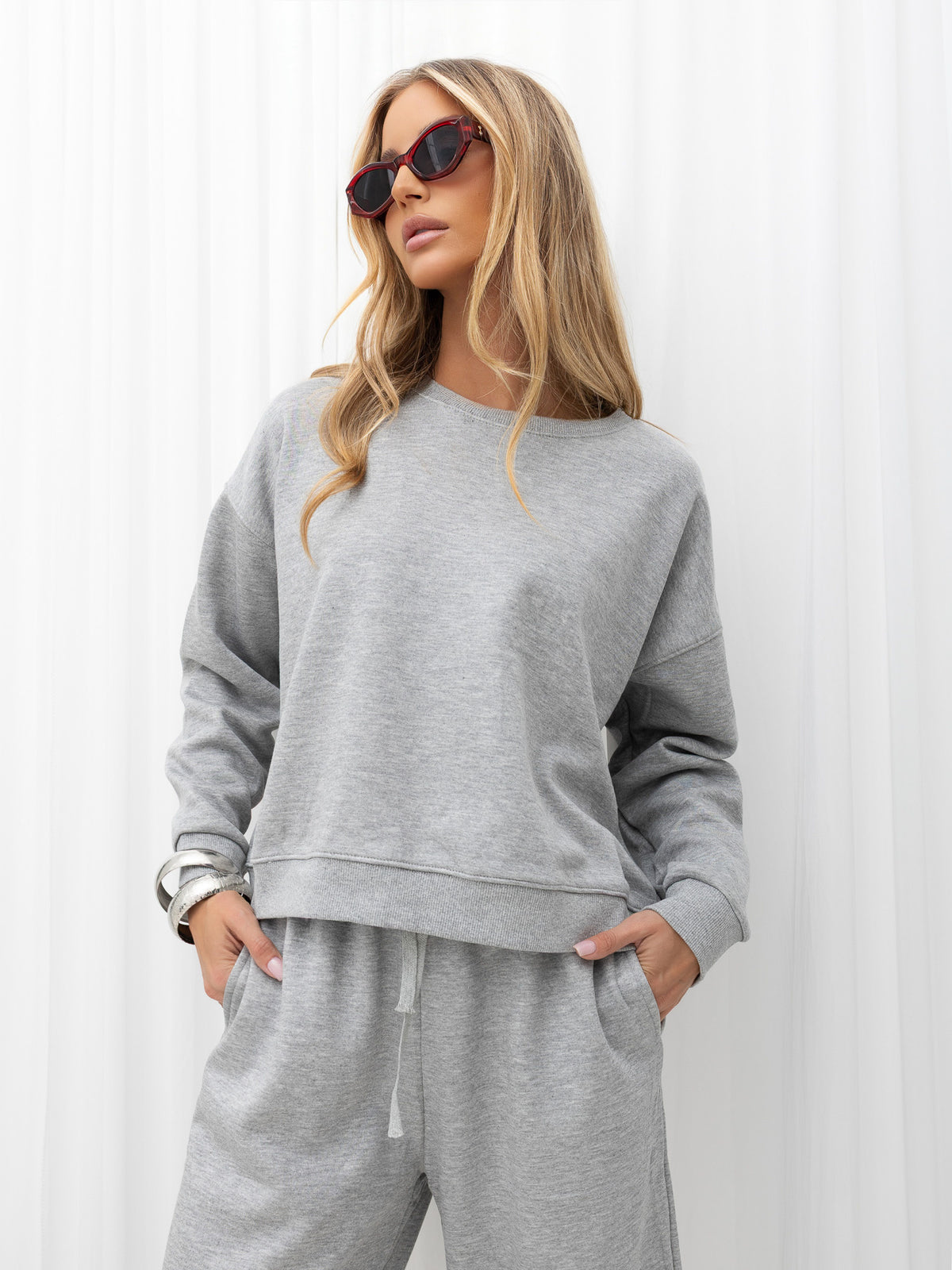 Szary ocieplany komplet dresowy: bluza i szerokie spodnie – stylizacja na modelce, zdjęcie 2