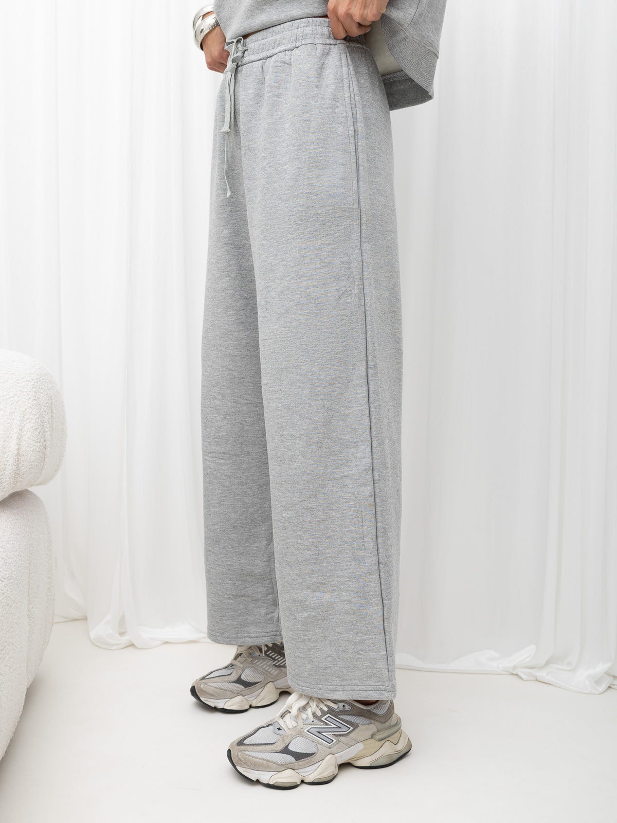 Szary ocieplany komplet dresowy: bluza i szerokie spodnie – stylizacja na modelce, zdjęcie 6