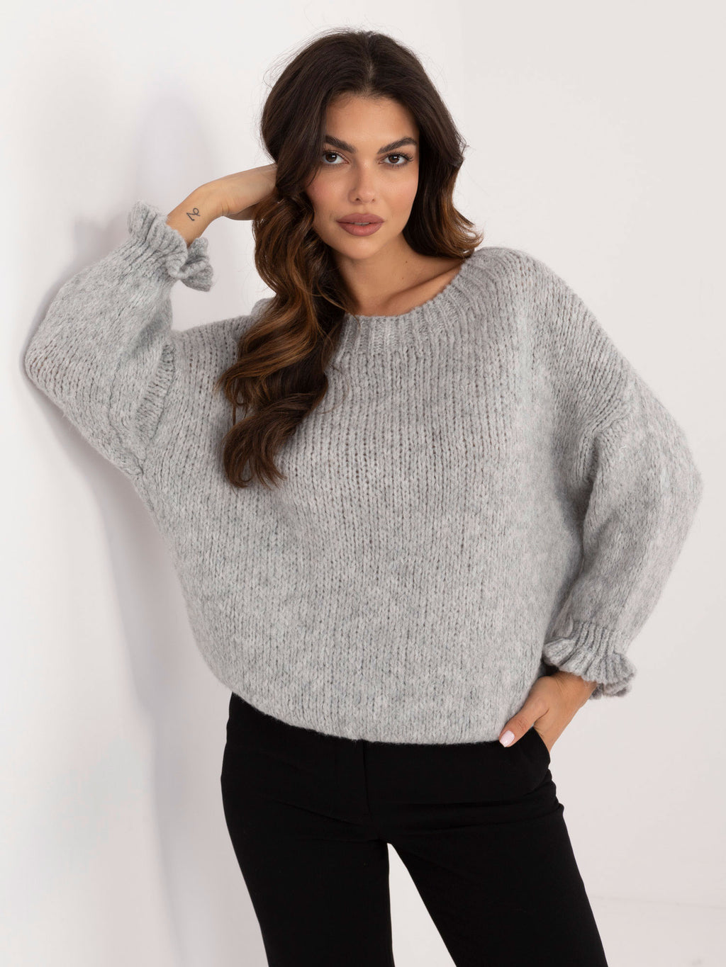 Szary sweter oversize damski z domieszką wełny – stylizacja na modelce, zdjęcie 2
