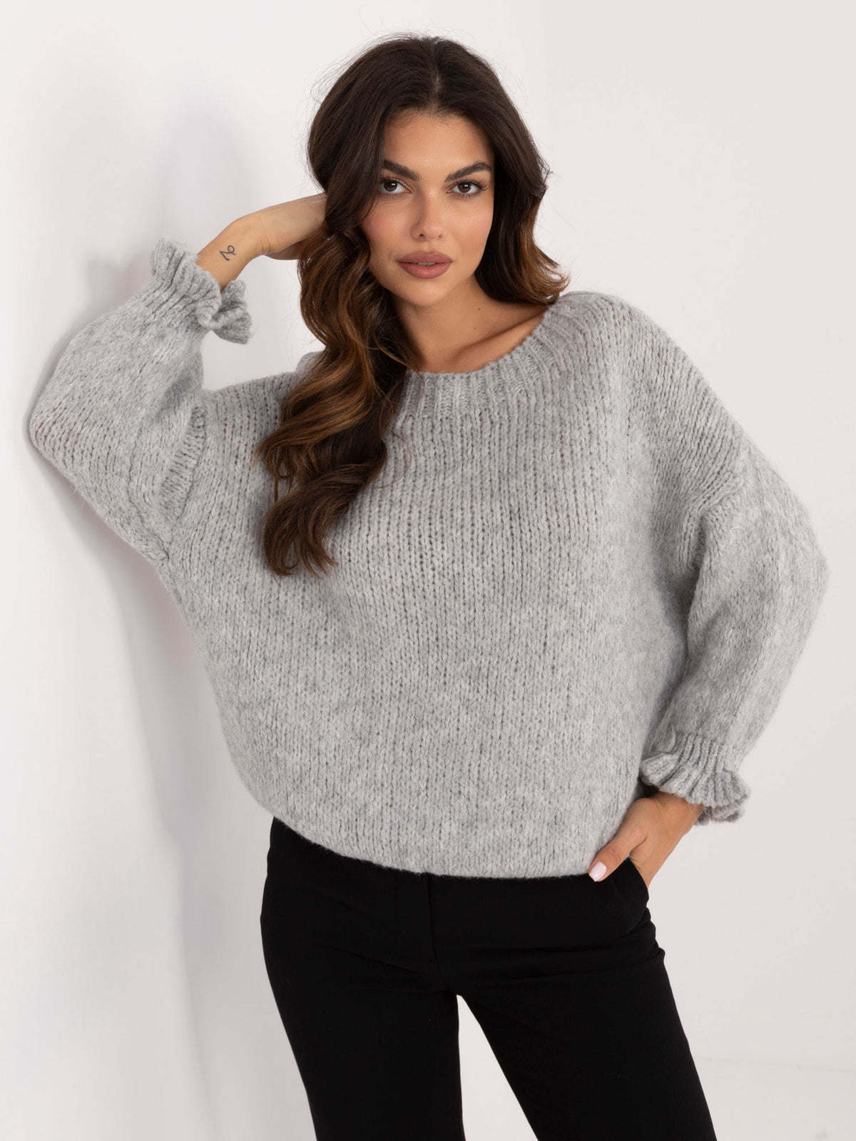 Szary sweter oversize damski z domieszką wełny – stylizacja na modelce, zdjęcie 2