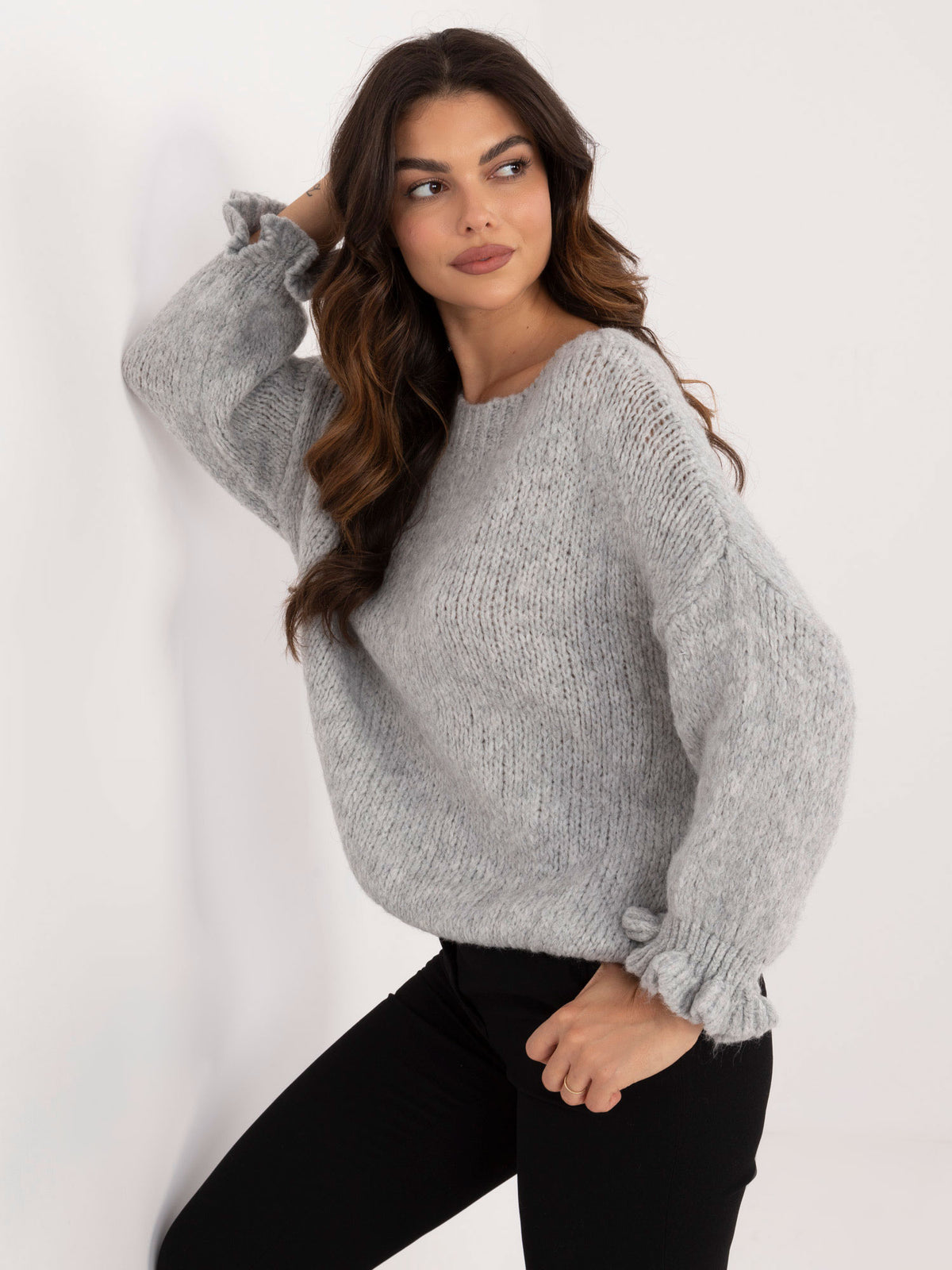 Szary sweter oversize damski z domieszką wełny – stylizacja na modelce, zdjęcie 3
