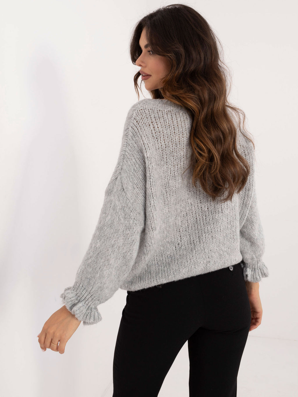 Szary sweter oversize damski z domieszką wełny – stylizacja na modelce, zdjęcie 4