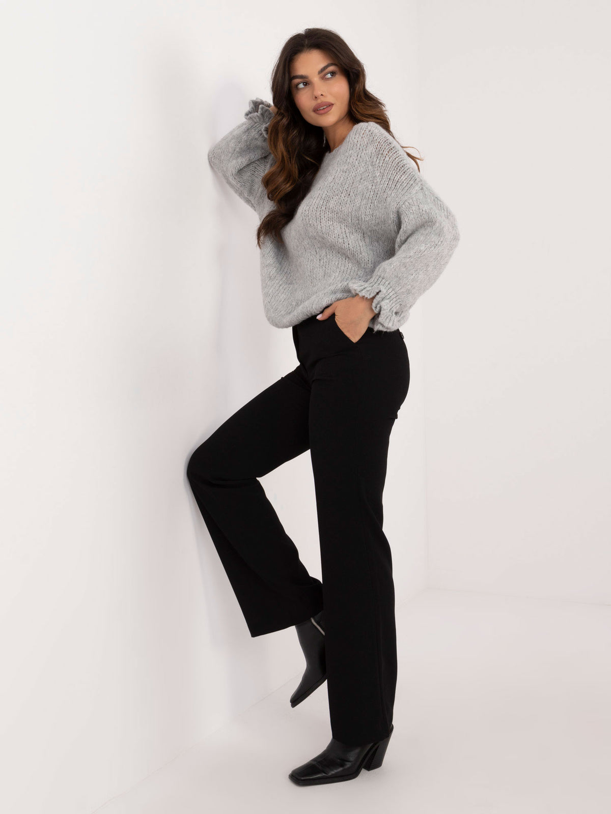 Szary sweter oversize damski z domieszką wełny – stylizacja na modelce, zdjęcie 5