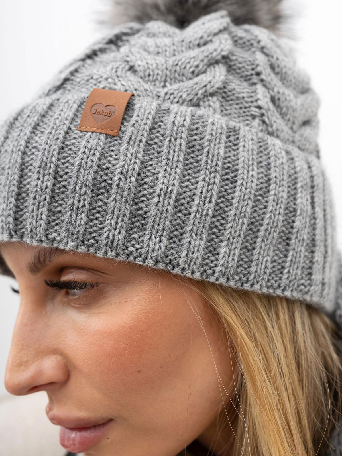 Szary komplet zimowy: czapka z pomponem, komin i rękawiczki – stylizacja na modelce, zdjęcie 2